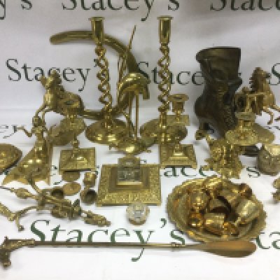 A box of brassware ornaments, candlesticks etc. Shipping category D.