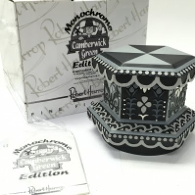 A boxed monochrome ceramic music box, no obvious damage or restoration, seen working. postage category B