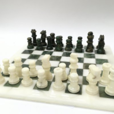 A Carrera marble chess set and marble base (dimensions 36x36cm)