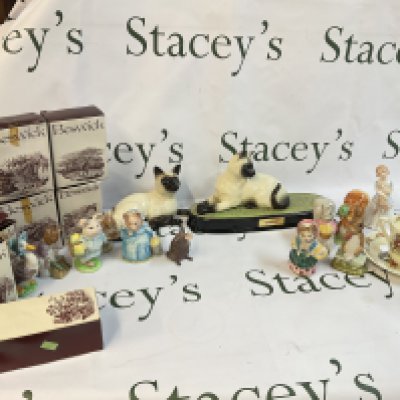 A collection of boxed porcelain Beswick potter figures, Beswick cats and boxed Lladro cats. This lot cannot be posted