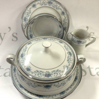 A Noritake Blue Hill dinner service. (D)
