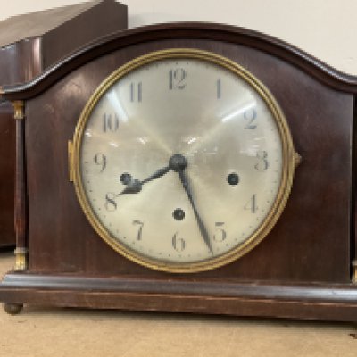 A mahogany mantel clock 34x15x25.5cm. This lot cannot be posted