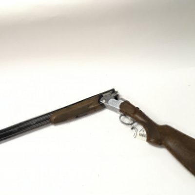 A Beretta 686 S 12g over under shotgun. Single trigger and ejector with chokes. 28inch barrel. Serial number D68354B. PLEASE NOTE THAT A SHOTGUN LICENSE IS REQUIRED TO PURCHASE THIS. VIEWING AND COLLECTING IS BY APPOINTMENT ONLY.