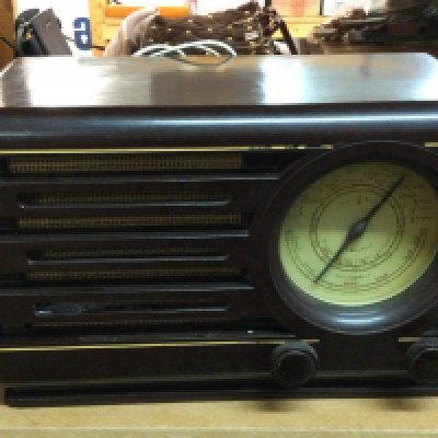 A vintage radio Philips 371U/15. Postage cat C. NO RESERVE