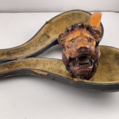 A boxed pipe in the form of a lions head. Postage category B.