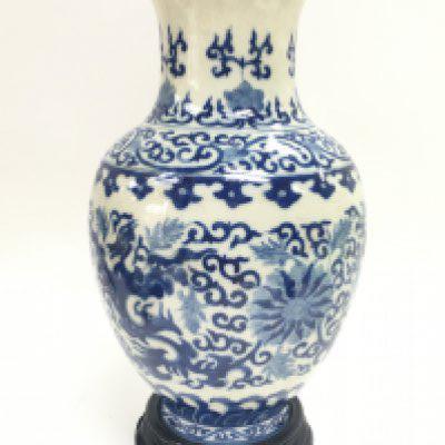 A Chinese blue and white Phoenix porcelain vase. 13cm tall. This lot cannot be posted.