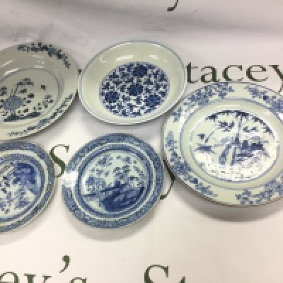 Five blue and white dishes, largest diameter approx 23cm. Some damages. Shipping category D.