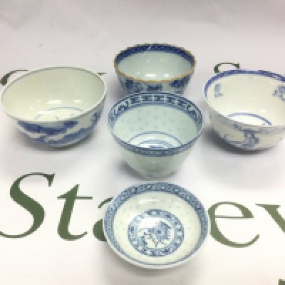 Five blue and white rice wine cups, largest diameter approx 9cm. Shipping category D.