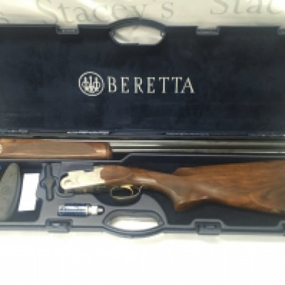 Beretta 687 silver pigeon grade 3 over under 12g shotgun. Multi choke with additional chokes in original hard case. Approximately 30 inch barrel. Serial R020675 PLEASE NOTE THAT A SHOTGUN LICENSE IS REQUIRED TO PURCHASE THIS ITEM. COLLECTION AND VIEWING BY APPOINTMENT ONLY.