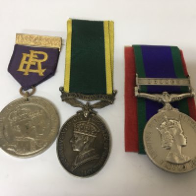 An Elizabeth II Military GSM medal Borneo Campaign for service during the conflict 1962-1966 awarded to 23957339 GNR W Lunn RA also a Territorial Efficient Service Medal 875362 GNR H V Pratt RA. An Edward VII remembrance medal (3)