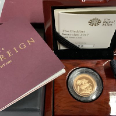 Gold proof Elizabeth II Piedfort 200th anniversary 2017 Sovereign from a limited edition presentation. 702/3500.