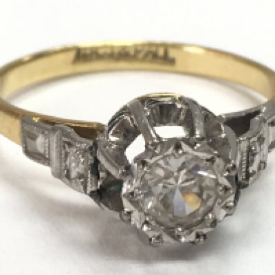 A 9 carat gold cubic zirconia set ring, 2.85g. Postage category A