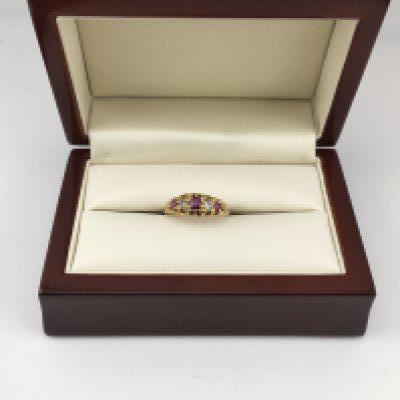 An 18ct diamond and ruby set ring. Approx weight 2.68 grams, Approx size K.