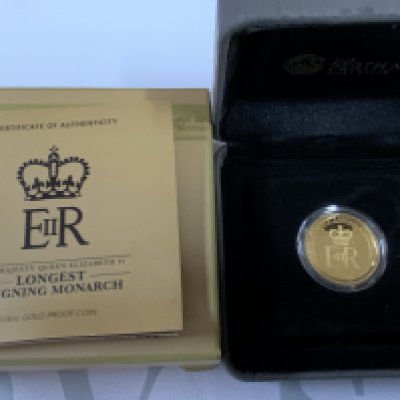 2015 Australia, Longest Reigning monarch quarter ounce gold proof coin. (A)