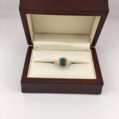 An 18ct gold diamond and emerald set ring. Approx weight 4.2grams, Approx size M 1/2.