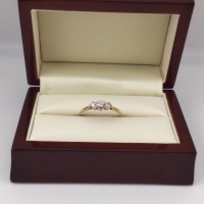 An 18ct gold three stone diamond ring, approx weight 2.35 grams. Approx size V.