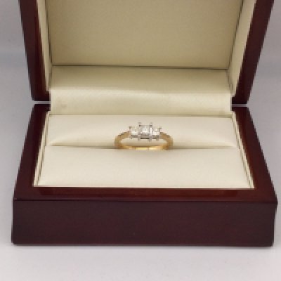 A three stone 18ct diamond set ring. Approx weight 3.13 grams, approx size M 1/2.