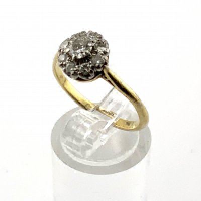 An 18ct gold diamond cluster ring set with a central 0.25ct centre stone. (A)