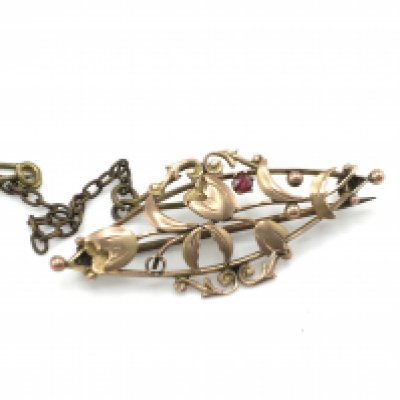 A 9ct gold floral design brooch. 3.68g and 5cm wide. Postage B. NO RESERVE