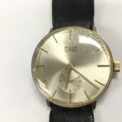 A vintage gents Avia wrist watch. Winds and runs. Approximately 35mm case. Postage B. NO RESERVE