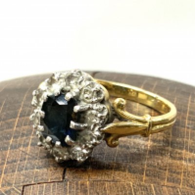 18ct yellow gold sapphire and diamond cluster ring, Size R, 4.95g (A)