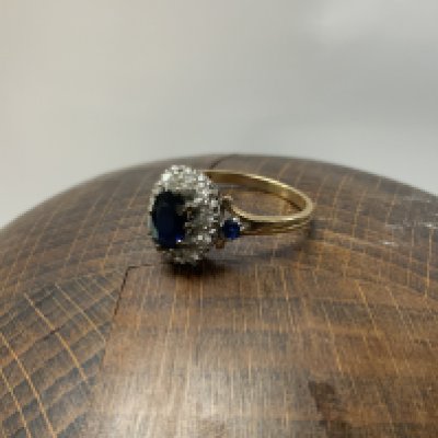 A 9ct gold sapphire and diamond cluster ring, Size M, 2.5g (A)