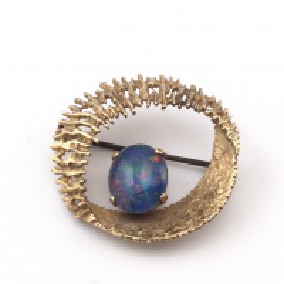 A 9ct gold brooch set with opal. 5.22g and approx 30mm diameter. Postage B