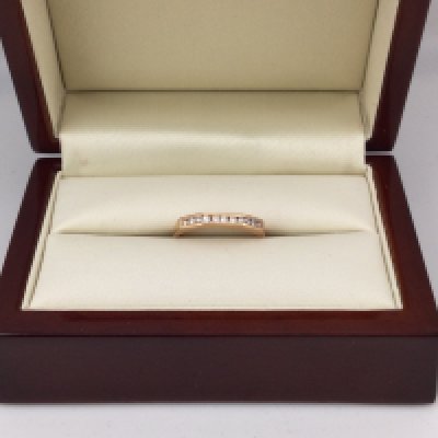 An 18ct gold half eternity ring. Approx weight 2.5grams, approx size N.