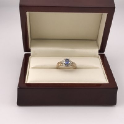 A 9ct white and blue stone set ring. Approx weight 2.8grams, size J.