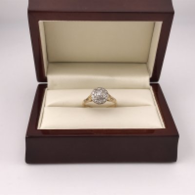 An 18ct gold diamond cluster ring approx weight 3.7grams, approx size R.