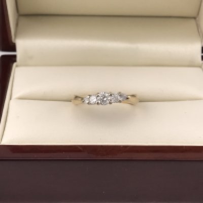A 14ct gold five stone graduating diamond ring. Approx weight 4 grams, Approx size N.