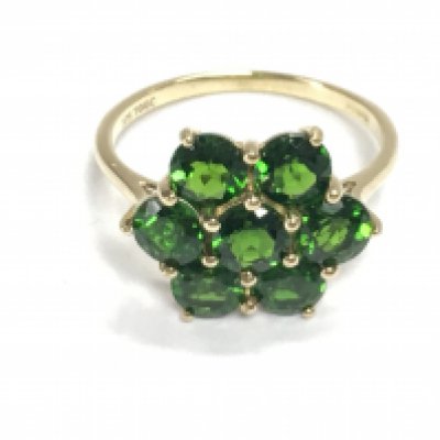 9ct yellow gold chrome diopside daisy style cluster ring. Size P 1/2 2.96g and approx 2.20ct diopside. Postage A