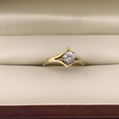 An 18ct gold diamond set solitaire ring approx 2.4 grams. Approx diamond weight 0.25cts, approx size k.