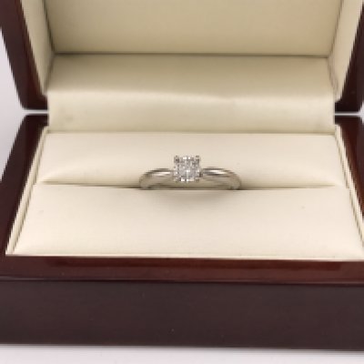 An 18ct white gold illusion set diamond ring. Approx weight 3.59 grams, approx size O.