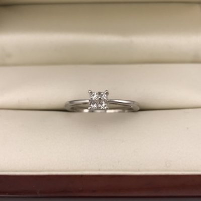 An 18ct gold princess cut four stone solitaire ring. Approx weight 2.31 grams, approx size N.
