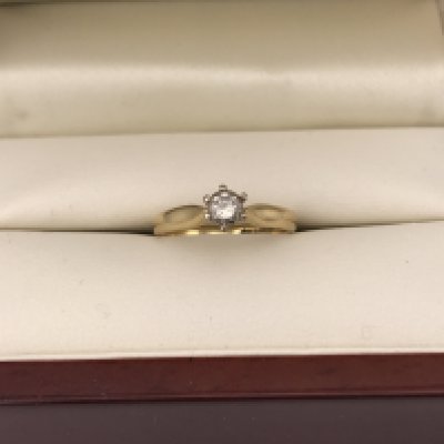 An 18ct yellow gold diamond set solitaire ring, approx 0.30cts. Approx weight 3.24 grams, approx size K.