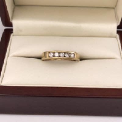 An 18ct gold row set diamond ring. Approx weight 4.53 grams, approx size S.