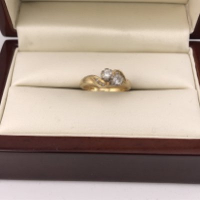 An 18ct diamond set ring with two central diamonds and diamonds flanking the central stones. Approx 3.3 grams, approx size H.