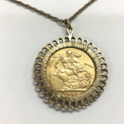 A 1909 Sovereign in 9ct mount with chain. 13.71g Postage B
