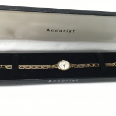 A 9ct gold Accurist ladies watch, total weight 11.9g. Postage category A