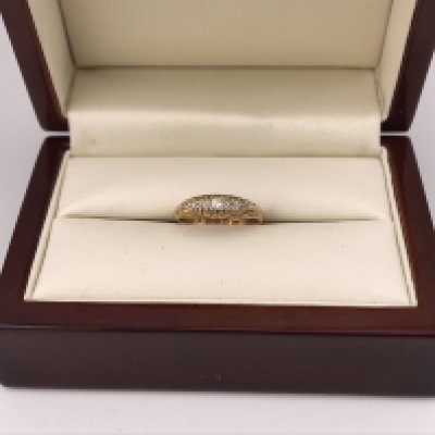 An 18ct gold five stone diamond set ring. Size J, approx weight 2.00 grams.