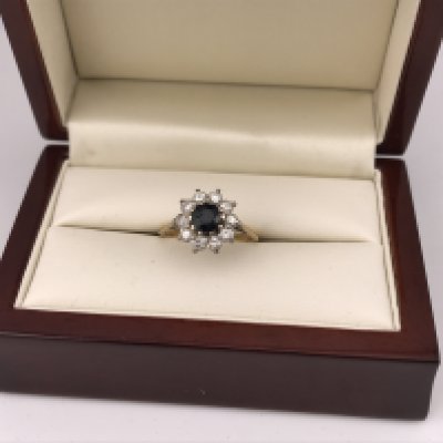 An 18ct gold diamond and sapphire cluster ring. Approx weight 4.10 grams, approx size P.