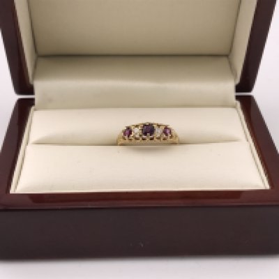 An 18ct gold ring set with Ruby and diamonds. Approx size P, approx weight 2.70 grams.