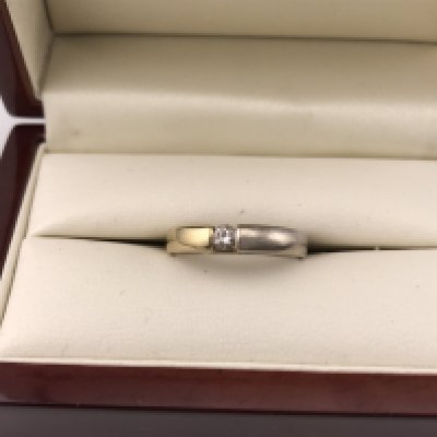 A 9ct gold two tone solitaire ring. Approx weight 3.0 grams, approx size N.