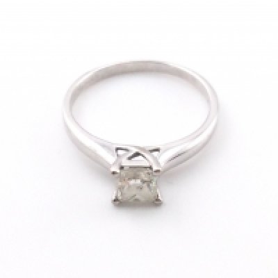 An 18k white gold diamond ring. Size S and 4g. Diamond is approx 0.40ct Postage A