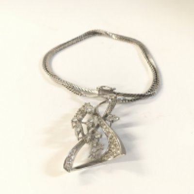 An 18ct white gold diamond set necklace.