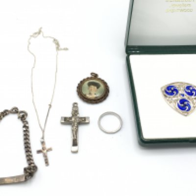 A collection of silver items including a silver and enamel brooch. Postage B. NO RESERVE