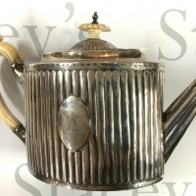 A Georgian hallmarked silver fluted body teapot. Total weight 485g (B)