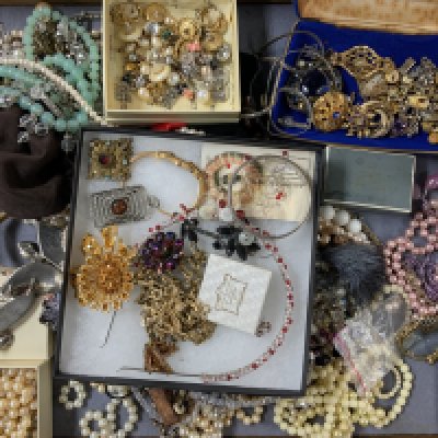 A large collection of varied costume jewellery. (B)