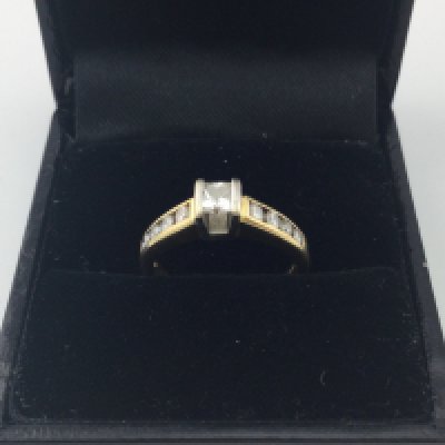 An 18ct gold princess cut diamond ring. Approx weight 3.7 grams, approx size I.